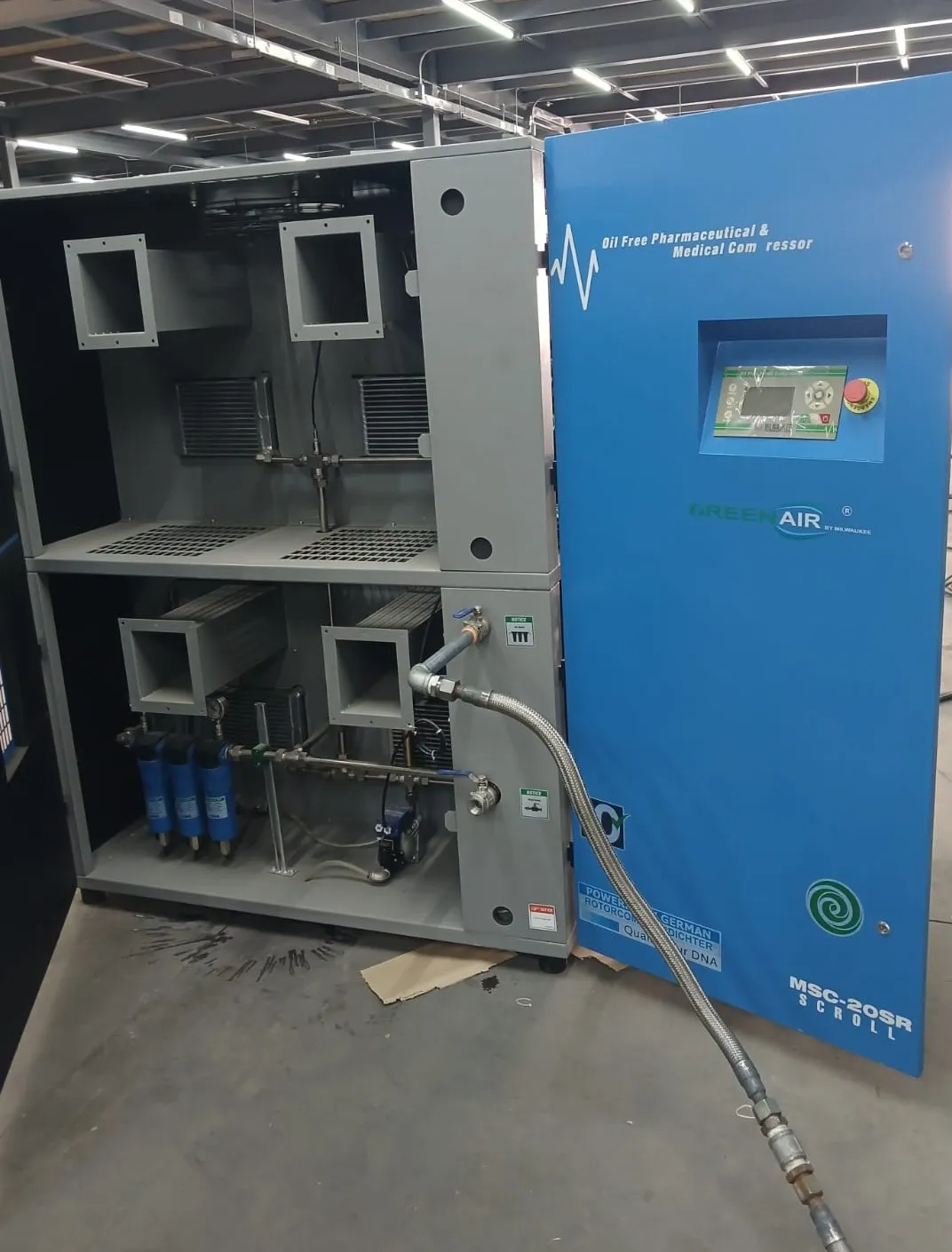 Gabinete MSC-20SR con la puerta abierta; se ve el bastidor de dos niveles y tres filtros en línea.